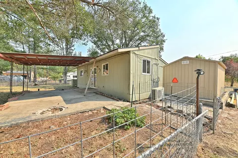 Exterior - 750 Ayres Rd, Eagle Point, OR 97524 photo 3 of 11