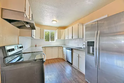 Kitchen - 750 Ayres Rd, Eagle Point, OR 97524 photo 1 of 2