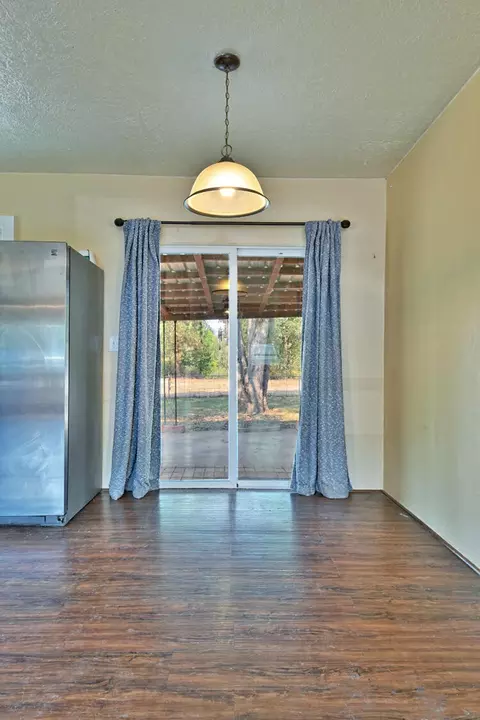Dining - 750 Ayres Rd, Eagle Point, OR 97524 photo 1 of 1