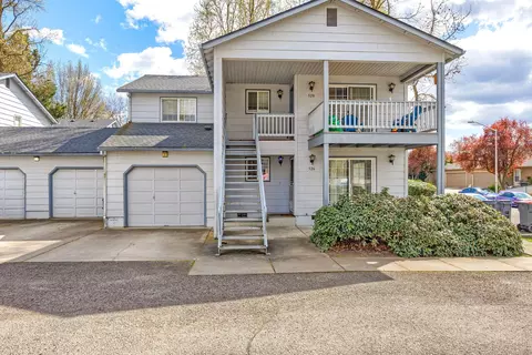 526 Village Dr, Central Point, OR 97502