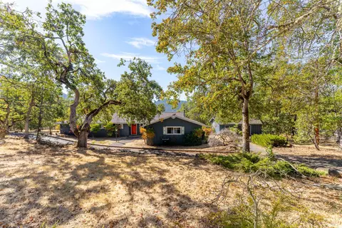 755 Meadow Lark Ln, Grants Pass, OR 97526