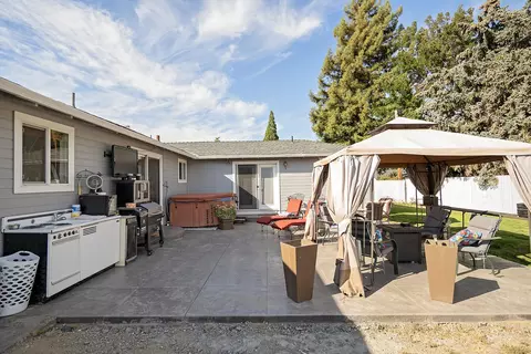 Exterior - 775 S 4th St, Central Point, OR 97502 photo 4 of 17