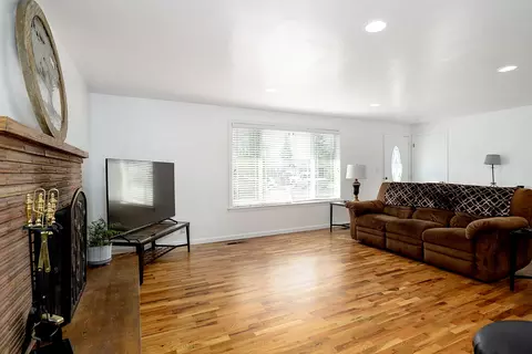Living - 775 S 4th St, Central Point, OR 97502 photo 1 of 1