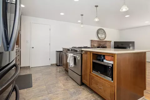 Kitchen - 775 S 4th St, Central Point, OR 97502 photo 5 of 5