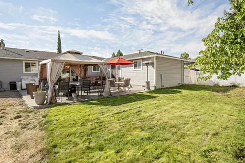 Exterior - 775 S 4th St, Central Point, OR 97502 photo 6 of 17