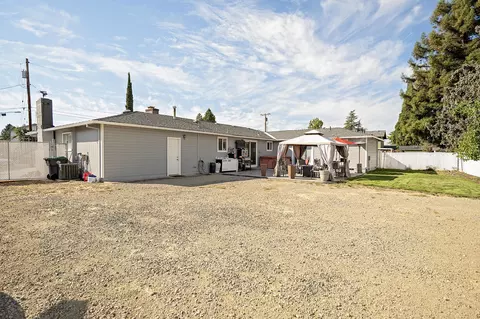 Exterior - 775 S 4th St, Central Point, OR 97502 photo 9 of 17