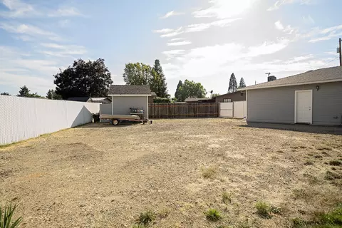 Exterior - 775 S 4th St, Central Point, OR 97502 photo 8 of 17