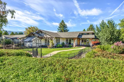 945 Hueners Ln, Jacksonville, OR 97530