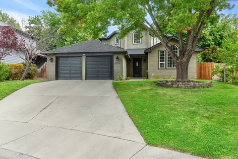 2352 Asher Dr, Medford, OR 97504