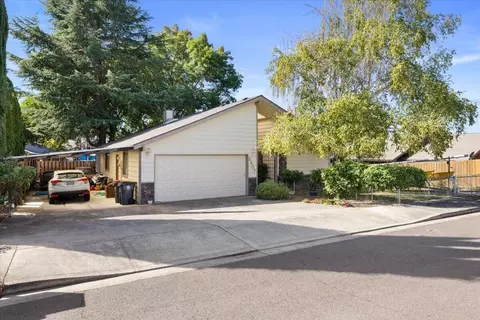 2407 Pinebrook Cir, Medford, OR 97504