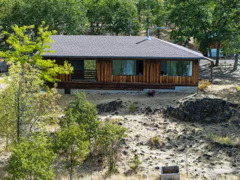 1649 Netherlands Rd, Eagle Point, OR 97524