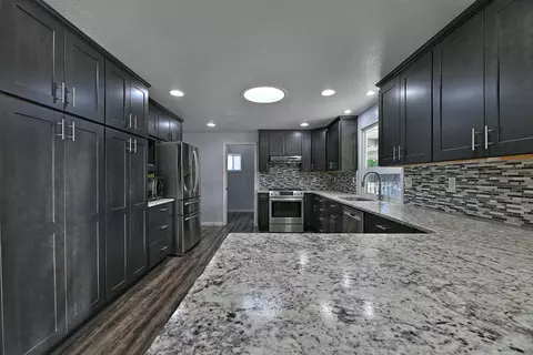 1221 Adele Dr, Grants Pass, OR 97526 photo 10