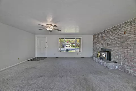 1221 Adele Dr, Grants Pass, OR 97526 photo 4