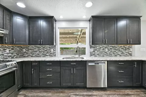 1221 Adele Dr, Grants Pass, OR 97526 photo 8
