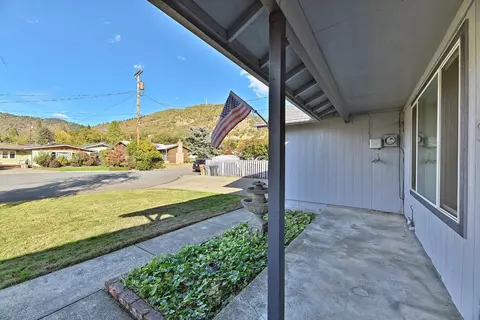 1221 Adele Dr, Grants Pass, OR 97526 photo 3