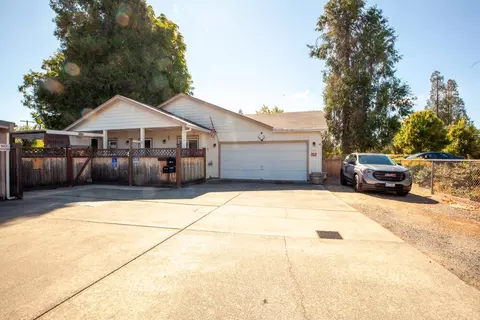 1131 SW G St, Grants Pass, OR 97526