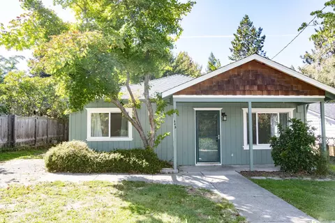 945 Park St, Ashland, OR 97520