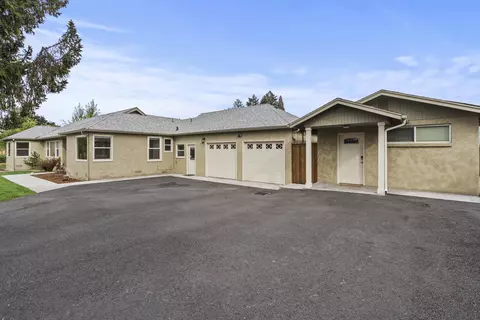 1961 Cloverlawn Dr, Grants Pass, OR 97527