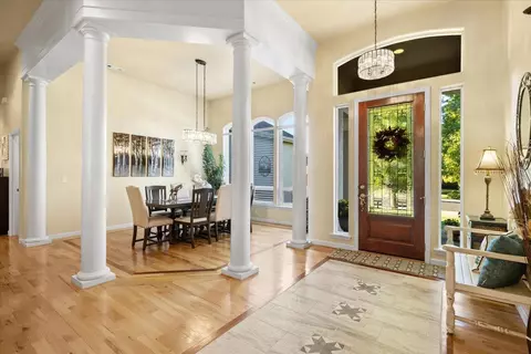 Entry Way - 1105 Pumpkin Rdg, Eagle Point, OR 97524 photo 2 of 3