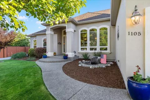 Exterior - 1105 Pumpkin Rdg, Eagle Point, OR 97524 photo 8 of 9