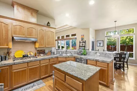 Kitchen - 1105 Pumpkin Rdg, Eagle Point, OR 97524 photo 2 of 3