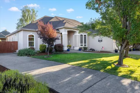1105 Pumpkin Rdg, Eagle Point, OR 97524