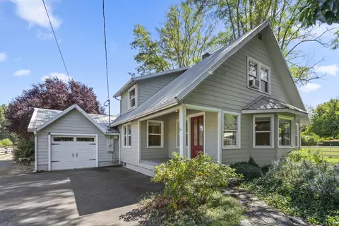 135 Foots Creek Rd, Gold Hill, OR 97525