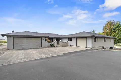 1800 Oakmont Dr, Medford, OR 97504
