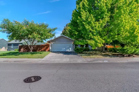 2964 Barclay Rd, Medford, OR 97504