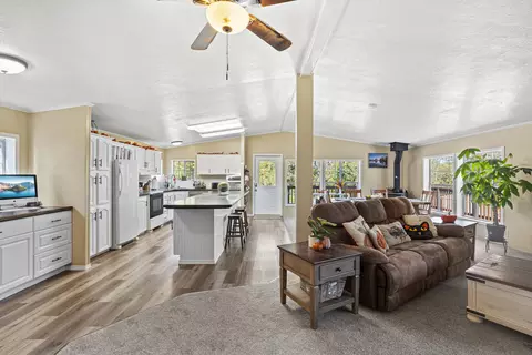 132 Marcy Loop Rd, Grants Pass, OR 97527 photo 2