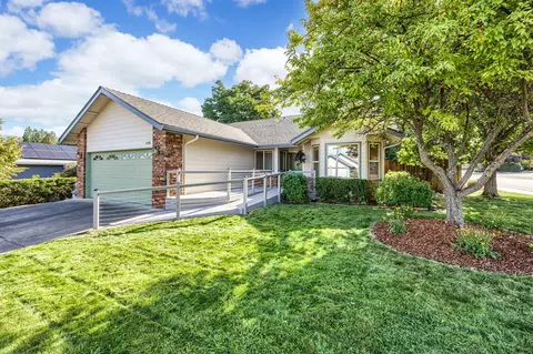 508 Pheasant Run Dr, Talent, OR 97540