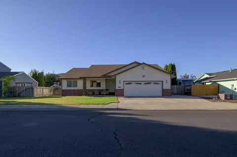 2114 NW Greenwood Pl, Redmond, OR 97756