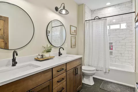 Bath - 21390 View Ln, Bend, OR 97701 photo 2 of 6