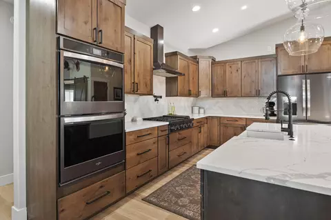 Kitchen - 21390 View Ln, Bend, OR 97701 photo 4 of 7