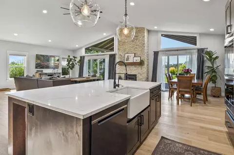 Kitchen - 21390 View Ln, Bend, OR 97701 photo 7 of 7