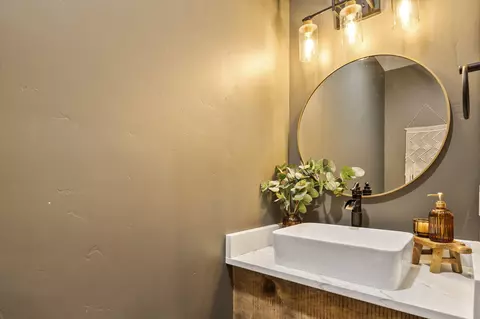 Bath - 21390 View Ln, Bend, OR 97701 photo 1 of 6