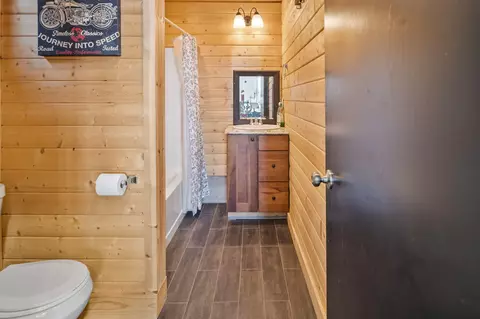 Bath - 21390 View Ln, Bend, OR 97701 photo 6 of 6