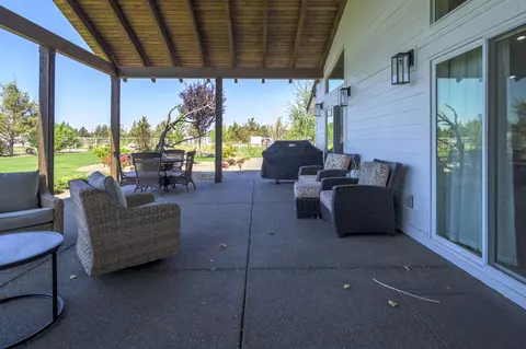 Exterior - 21390 View Ln, Bend, OR 97701 photo 5 of 14