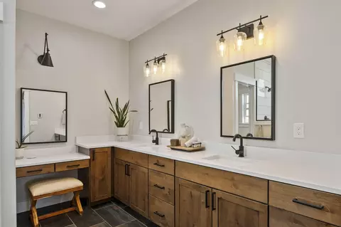 Bath - 21390 View Ln, Bend, OR 97701 photo 3 of 6