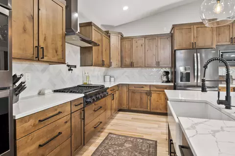Kitchen - 21390 View Ln, Bend, OR 97701 photo 5 of 7