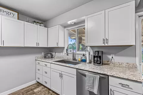 720 N 3rd St, Central Point, OR 97502 photo 9