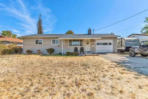 720 N 3rd St, Central Point, OR 97502