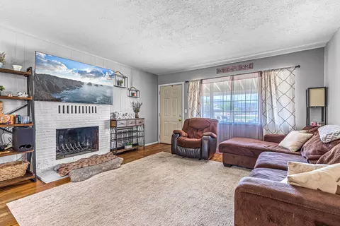 720 N 3rd St, Central Point, OR 97502 photo 4