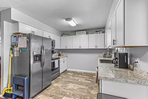 720 N 3rd St, Central Point, OR 97502 photo 8