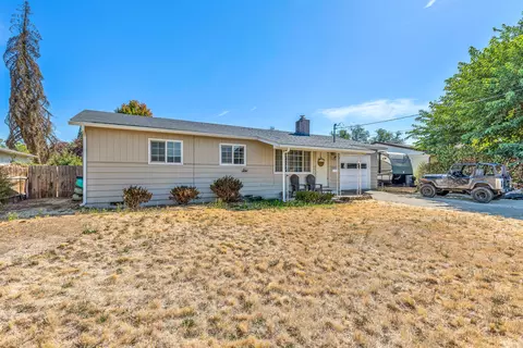 720 N 3rd St, Central Point, OR 97502 photo 2