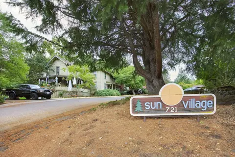 721 N Main St, Ashland, OR 97520