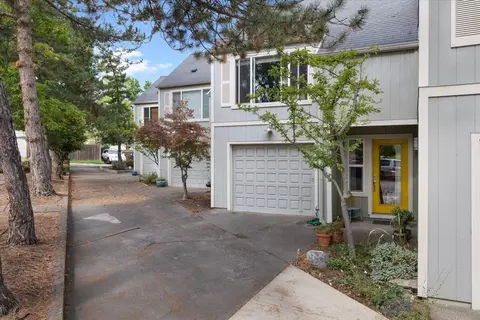 905 Larkin Ln, Ashland, OR 97520