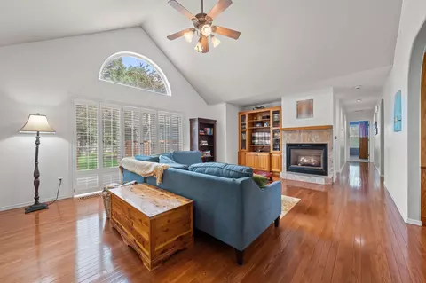 21050 SE Perrigan Dr, Bend, OR 97702 photo 4