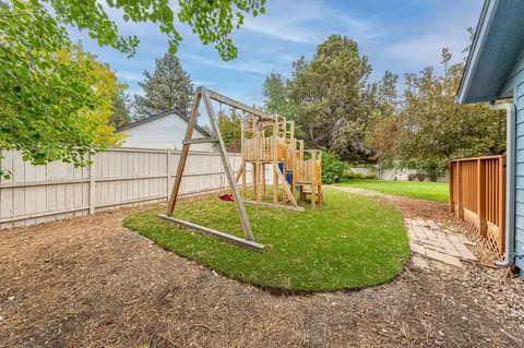 21050 SE Perrigan Dr, Bend, OR 97702 photo 34