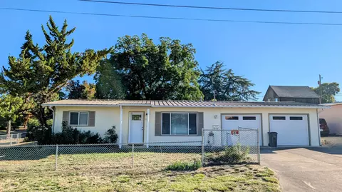 260 N 4th St, Central Point, OR 97502
